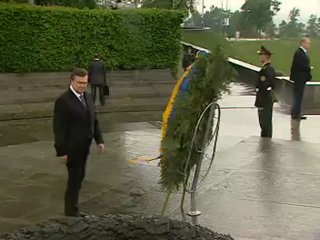 yanukovych and the wreath.... ahaha.....idiot)))ppt))everyone look and get away with it)))ahaha)